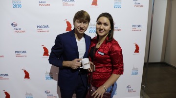 Фирменная кружка ВХУТЕИН в руках у Алексея Ягудина